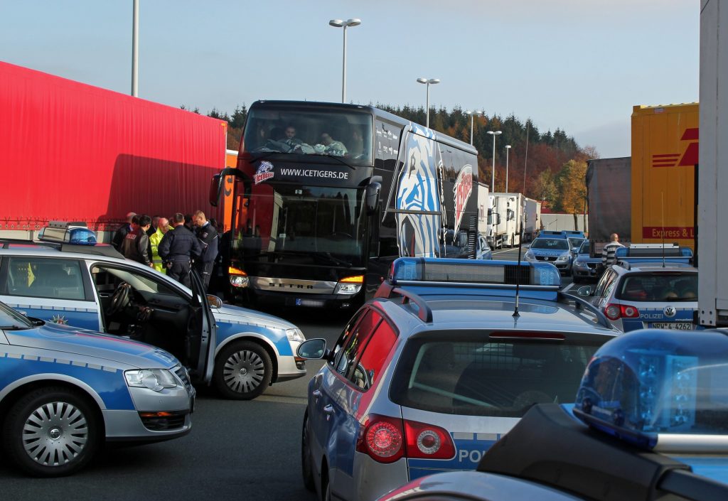 Закон и право: На трех автобанах Германии установят круглосуточный пограничный контроль