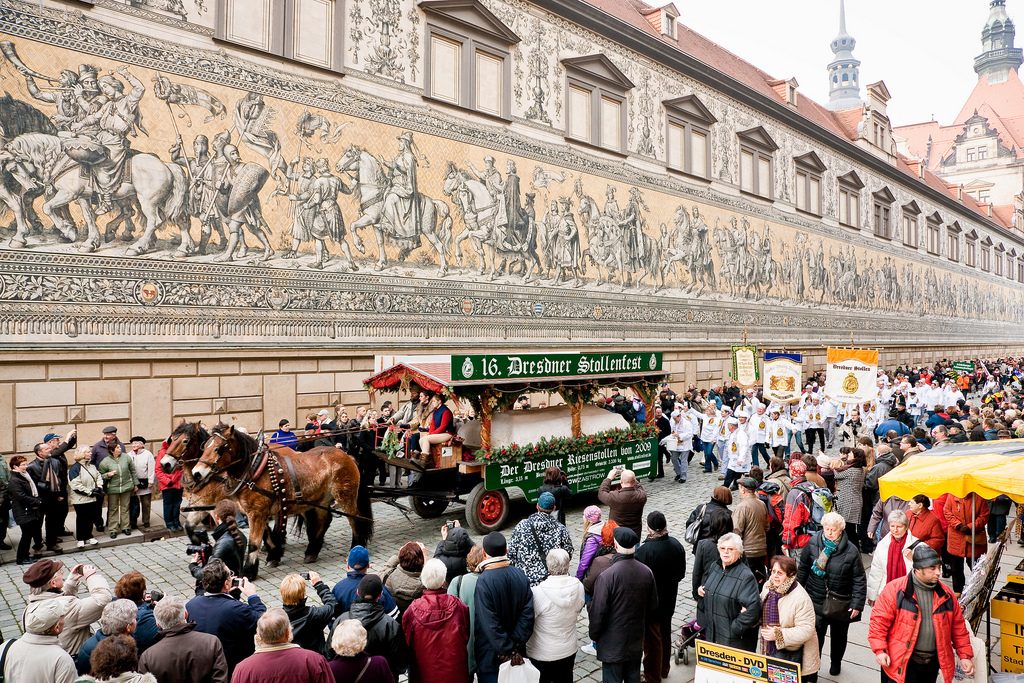 Досуг: В Дрездене испекли гигантский рождественский штоллен