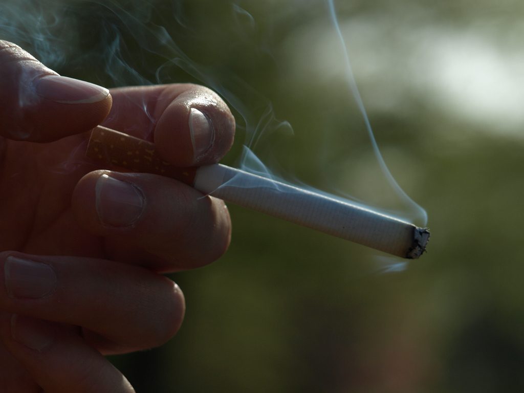 Отовсюду обо всем: В Шотландии запретили курить в авто в присутствии детей