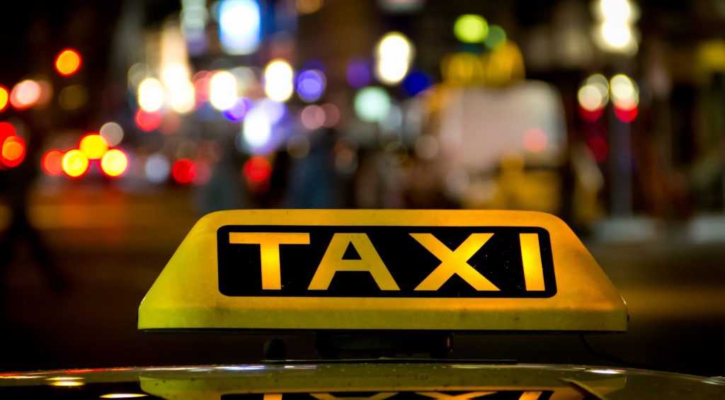 Происшествия: Женщина украла такси, а затем угодила в аварию