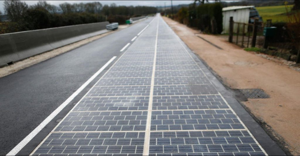 Отовсюду обо всем: Во Франции открыли первую в мире «солнечную дорогу»