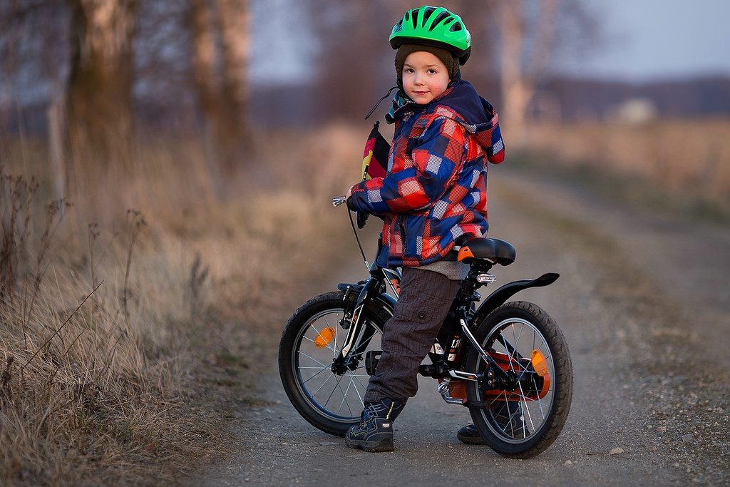 Полезные советы: Теперь родителям разрешается ездить на велосипеде по тротуару рядом с ребенком