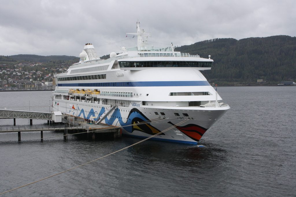 Происшествия: Из-за шторма в Северном море пострадало три пассажира круизного лайнера «Aida»