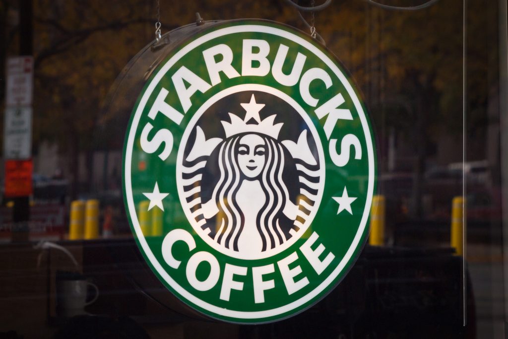 Отовсюду обо всем: Starbucks планирует нанять 10 тыс беженцев в течение пяти лет