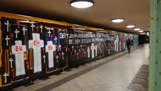 Происшествия: Неизвестные нарисовали на вагоне метро граффити, критикующие ЕС