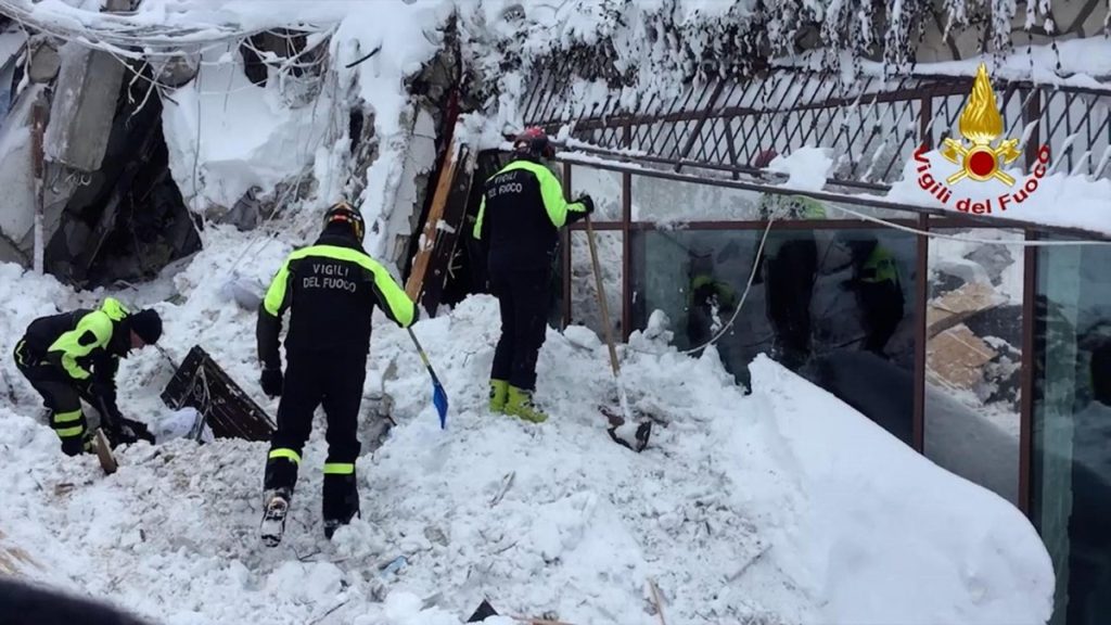Происшествия: Спасатели обнаружили под обломками отеля в Италии 6 выживших