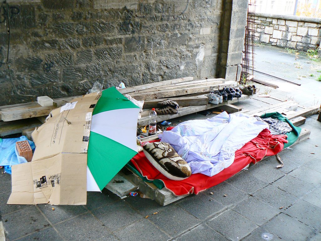 Происшествия: В Гамбурге неизвестный поджег двоих бездомных