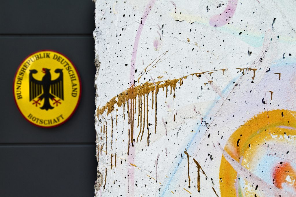 Отовсюду обо всем: Украинский депутат нарисовал граффити на Берлинской стене возле немецкого посольства в Украине