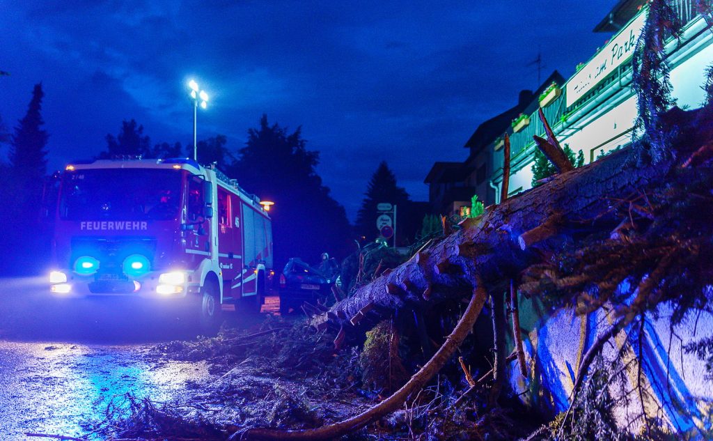 Происшествия: Торнадо повредил в Баварии десятки домов