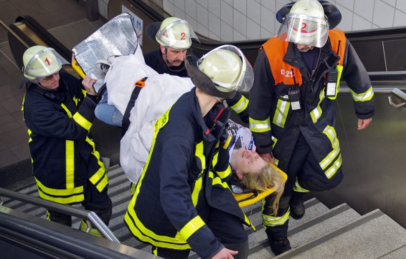 Происшествия: В Дюссельдорфе вооруженный топором мужчина напал на людей: 9 раненых