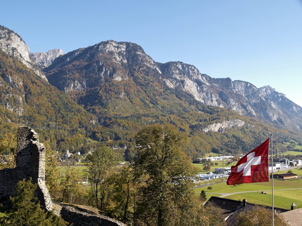 Отовсюду обо всем: Необычный бизнес: британец продает горный швейцарский воздух в стеклянные банках