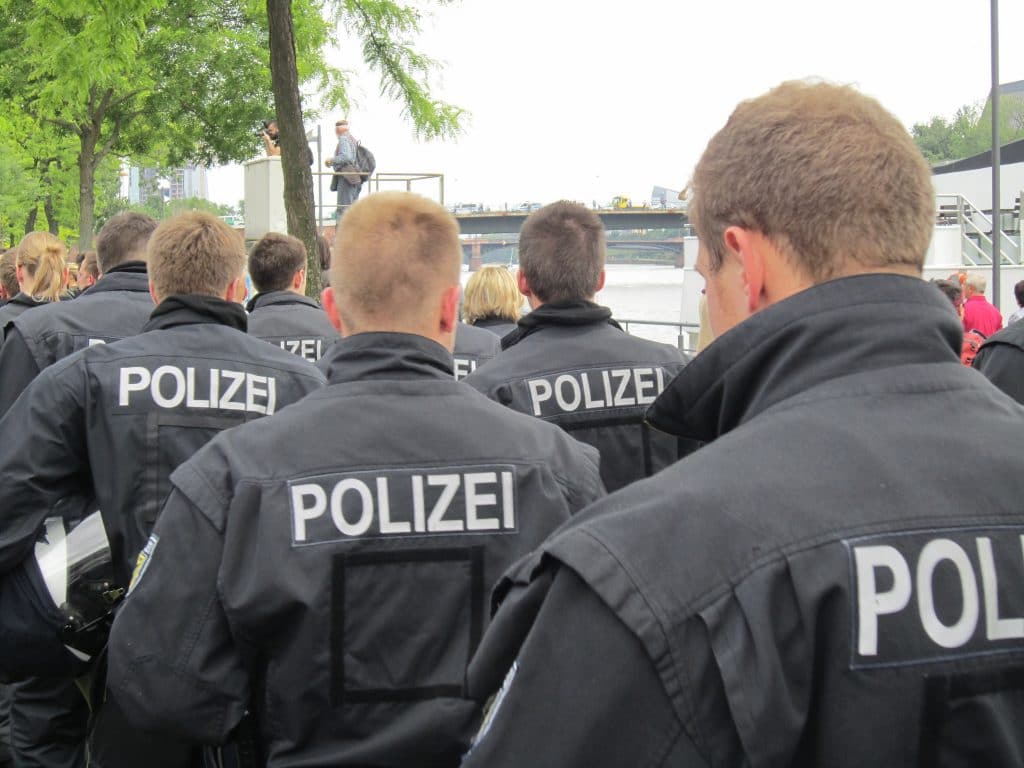 Общество: Многие берлинские полицейские вынуждены подрабатывать на второй работе