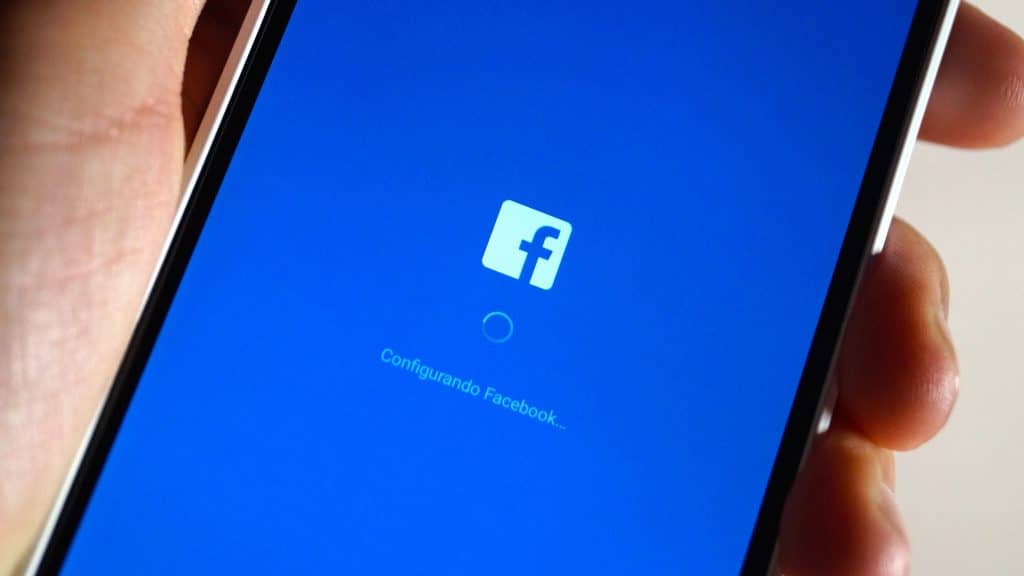 Технологии: Facebook будет бороться с «порноместью»