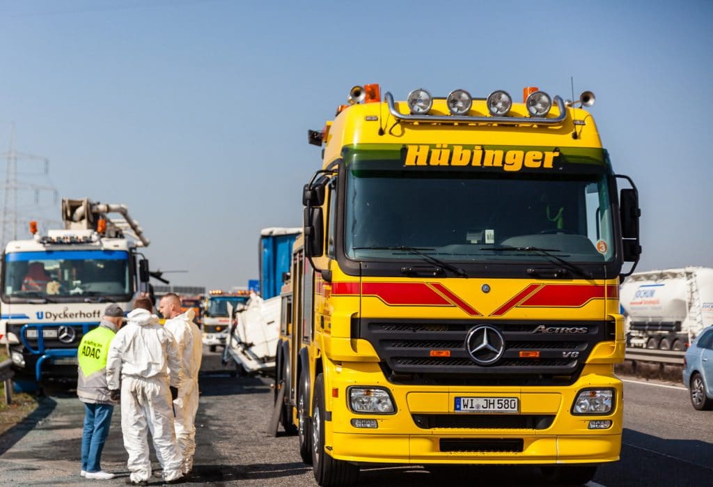 Происшествия: Полиция Баварии спасла жизнь беженцам, которые едва не задохнулись в грузовике