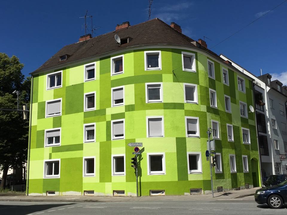 Происшествия: Власти города Ландсхут подали в суд на маляра за слишком яркий фасад здания