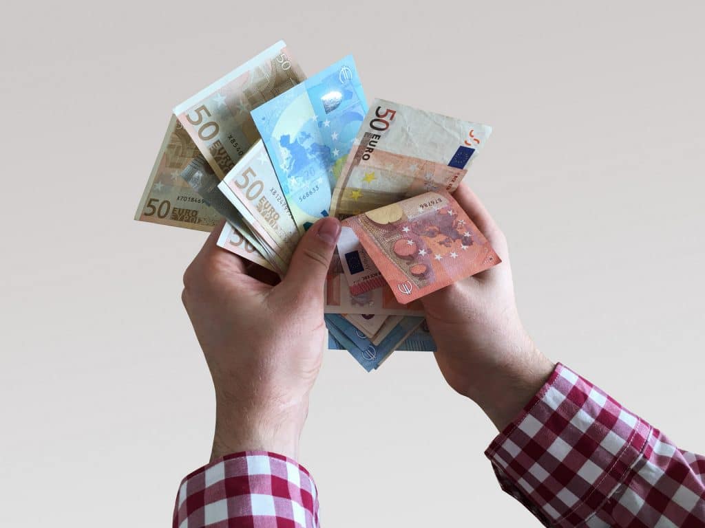 Новости: Неизвестный мужчина раздавал деньги на улицах Констанца