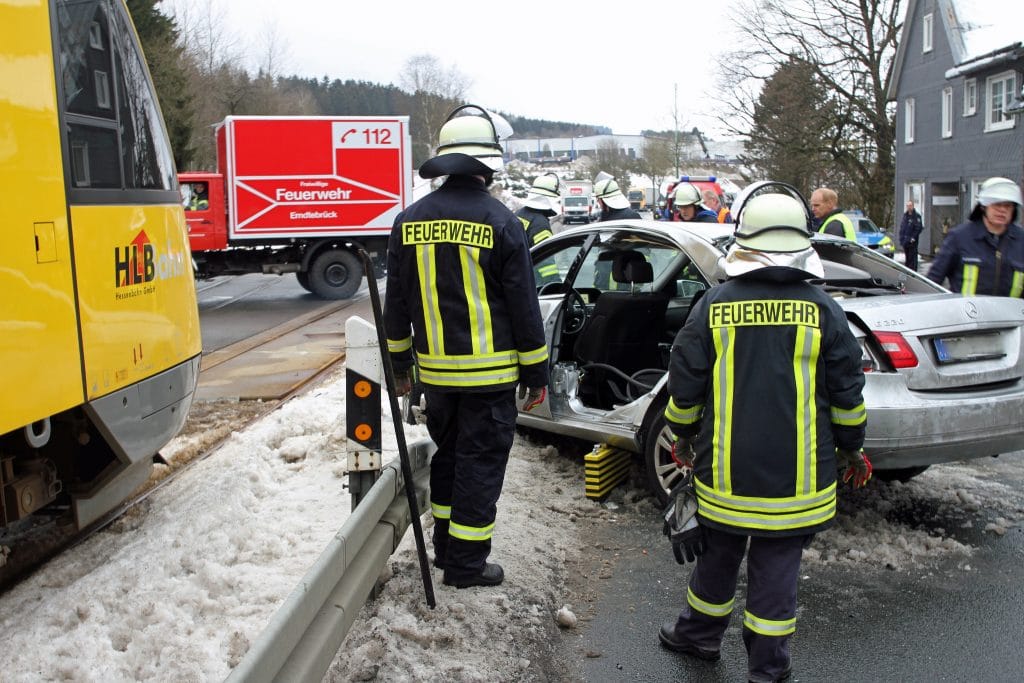 Происшествия: В Тюрингии при столкновении поезда с автомобилем погибло три человека