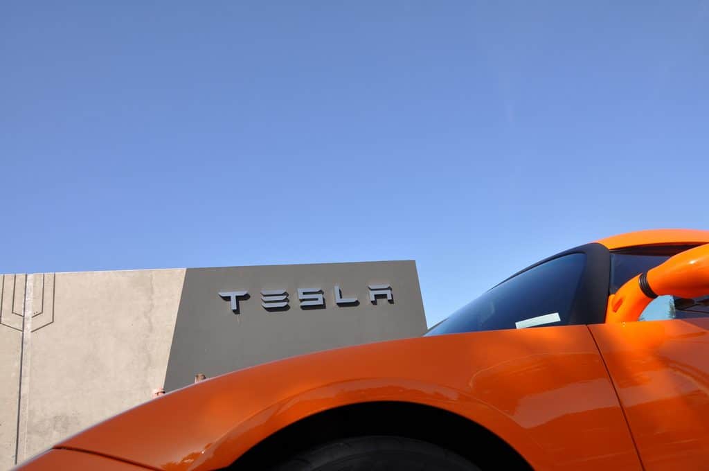 Технологии: Tesla отзывает около 53 тыс автомобилей из-за проблем с ручным тормозом
