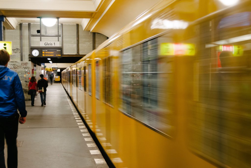 Происшествия: В Мюнхене женщина толкнула незнакомца под поезд метро