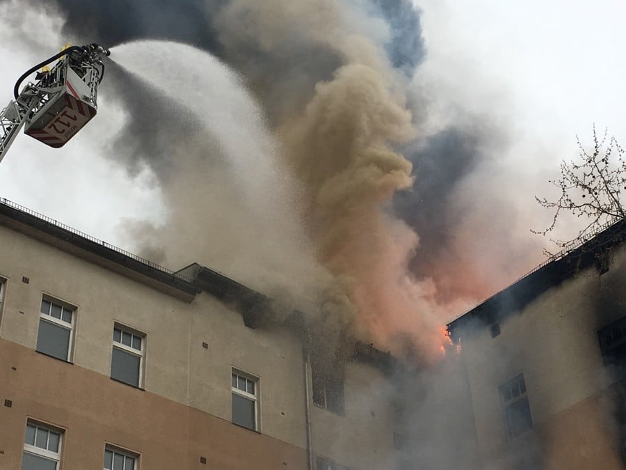 Происшествия: В Берлине загорелся многоэтажный жилой дом