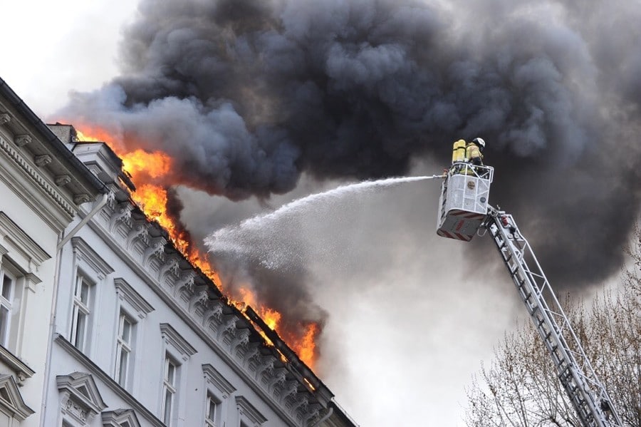 Происшествия: В Берлине загорелся многоэтажный жилой дом