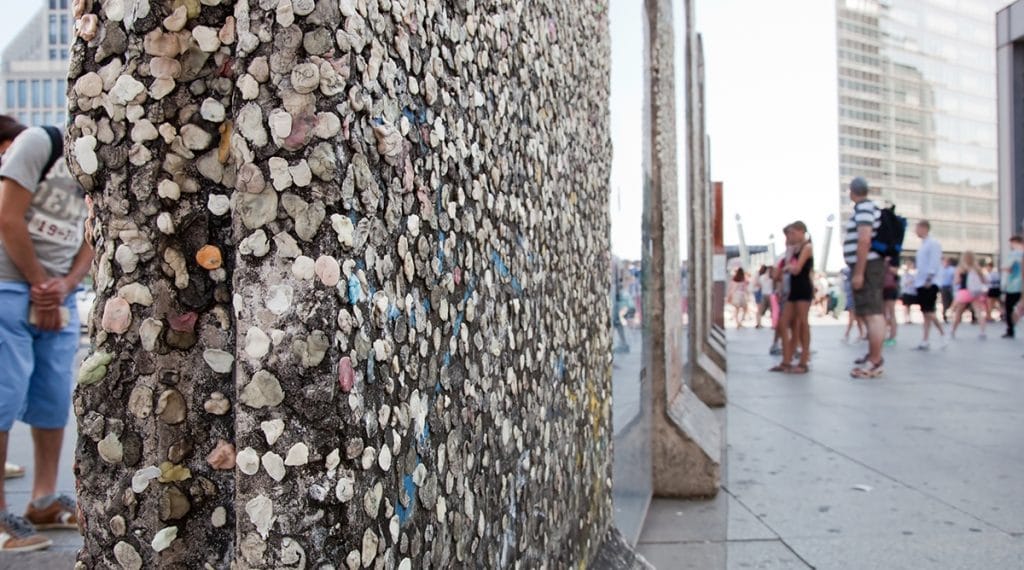 Культура: Берлинскую стену обнесут стеной