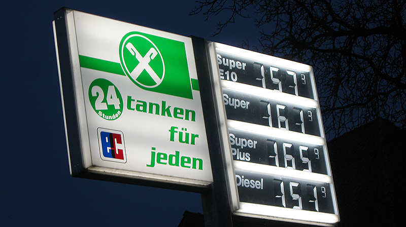 Деньги: Цены на бензин перед Троицей снизились