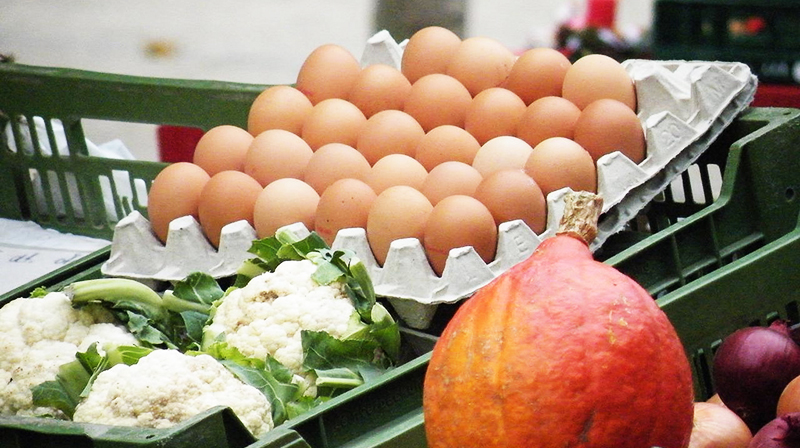 Общество: Почему яйца в супермаркетах продаются немытыми?