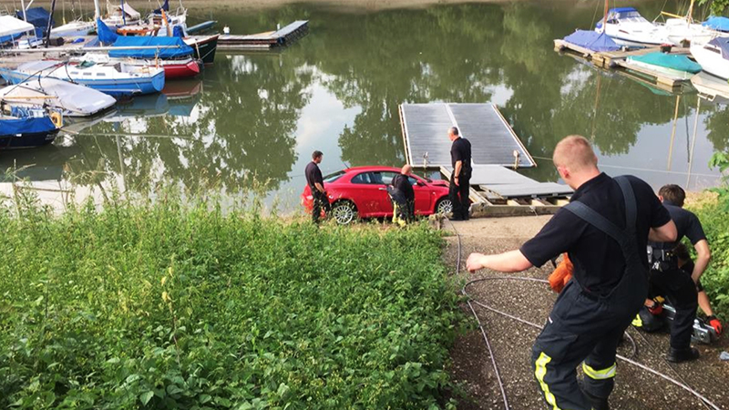 Происшествия: Мать спасла детей из ехавшего в воду авто