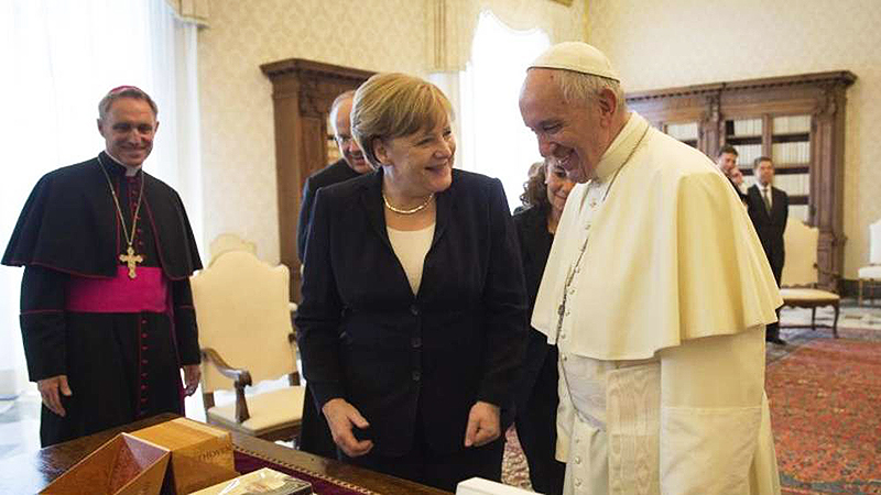 Политика: Папа поддерживает Меркель в борьбе за мир и единство