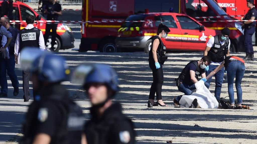 Отовсюду обо всем: В Париже машина террориста протаранила полицейский фургон