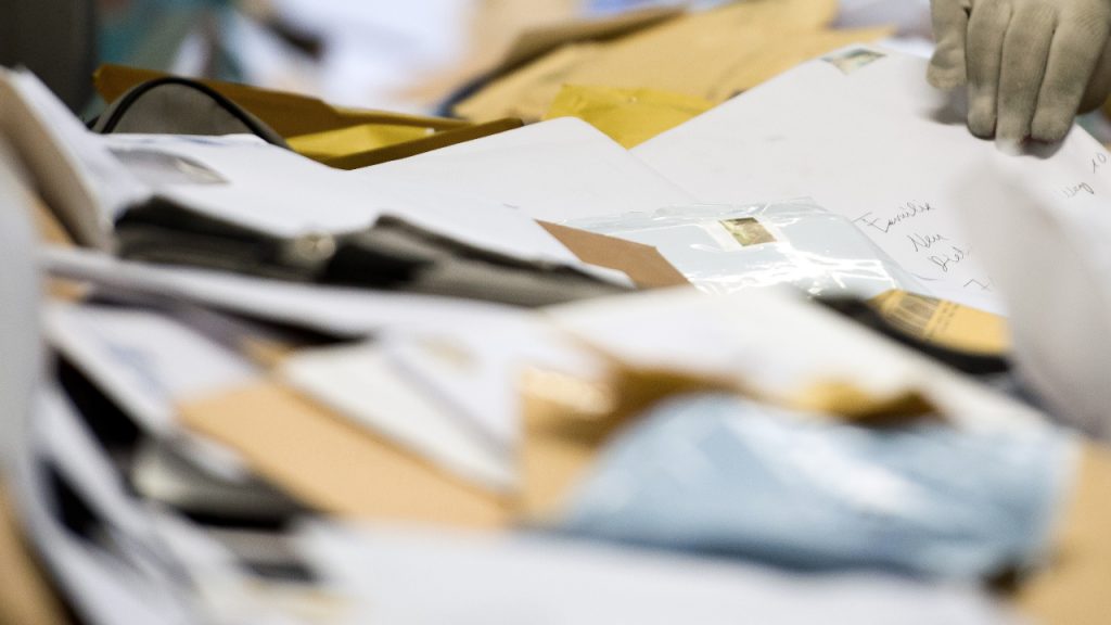 Происшествия: Почтальон попал на скамью подсудимых за то, что вскрывал чужие письма