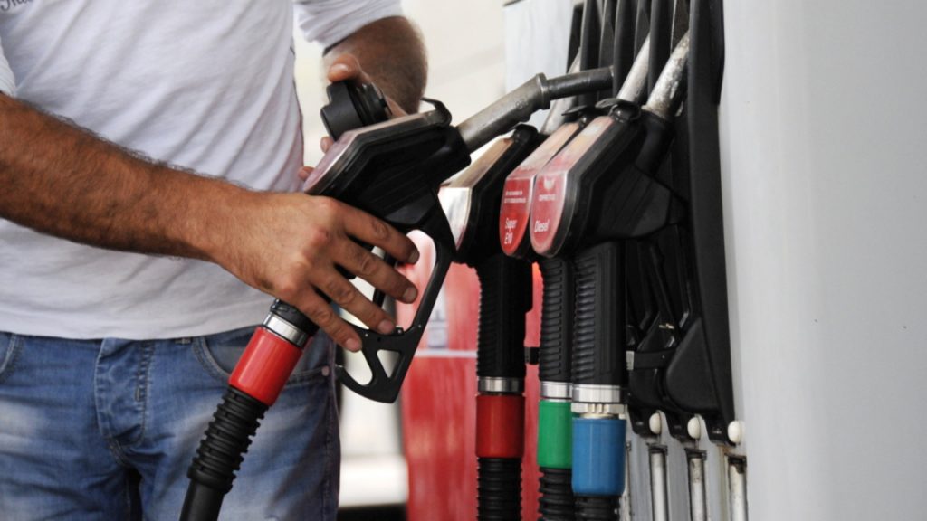 Деньги: Цены на бензин в Европе падают