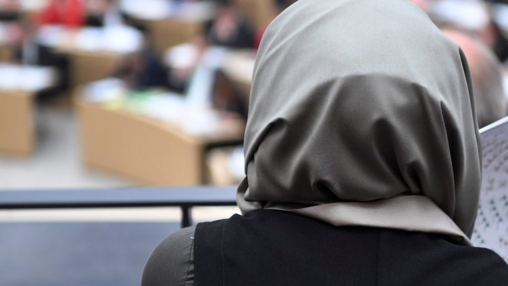 Общество: Учительнице выплатят компенсацию за хиджаб