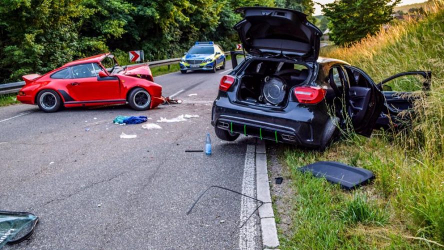 Происшествия: Авария в Баден-Вюртемберг: Mercedes на большой скорости влетел в Porsche-Oldtimer