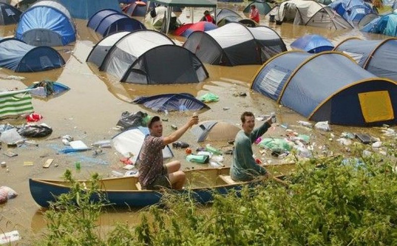 Происшествия: Гости фестиваля Hurricane утопают в грязи