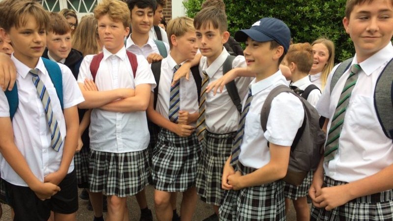 Отовсюду обо всем: Мальчики-школьники надели юбки в знак протеста