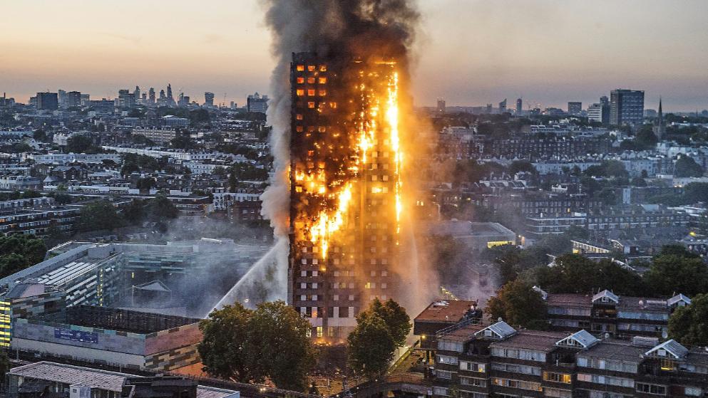 Происшествия: Люди выпрыгивали из горящей многоэтажки в Лондоне