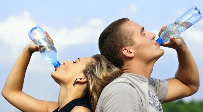 Здоровье: На пластиковой бутылке больше бактерий, чем на унитазе