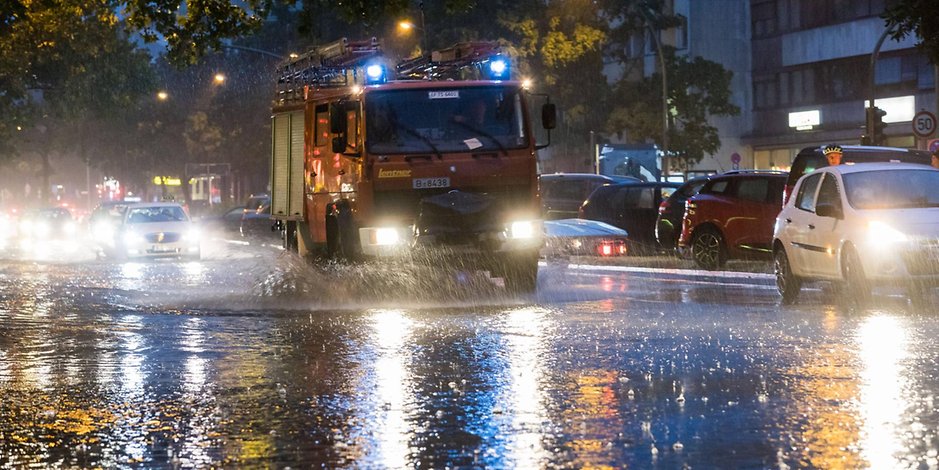 Происшествия: Берлин под водой: пожарные всю ночь боролись со стихией