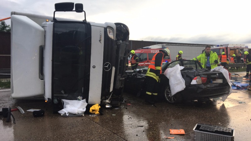 Происшествия: Ужасная авария на Берлинском автобане: грузовик упал на BMW