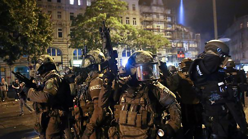 Закон и право: Против полицейских, охранявших саммит G20, возбуждают дела