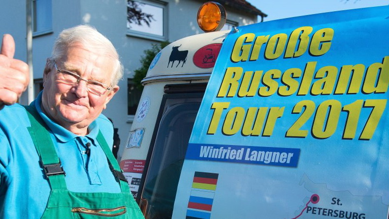 Общество: Дедушка приехал из Германии в Санкт-Петербург на тракторе