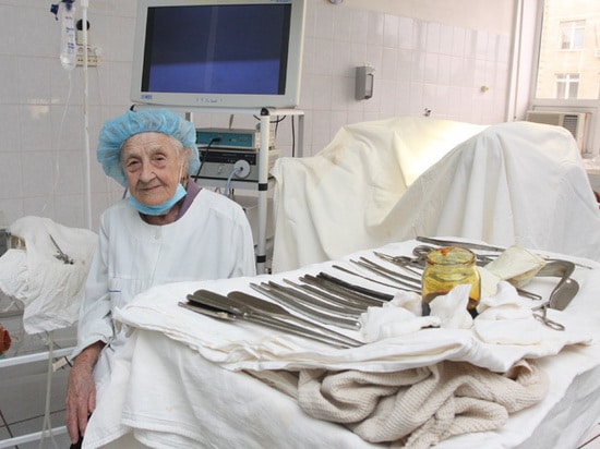 Отовсюду обо всем: 90-летний хирург Алла Левушкина до сих пор проводит операции
