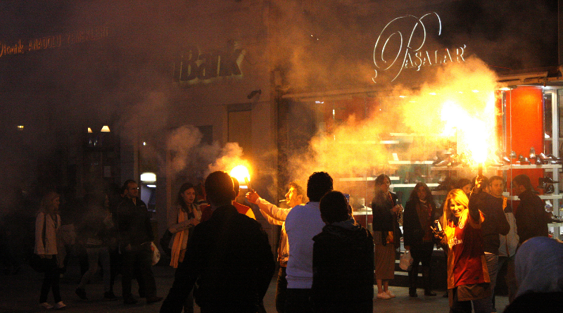 Происшествия: В Дюссельдорфе футбольные фанаты устроили массовую драку