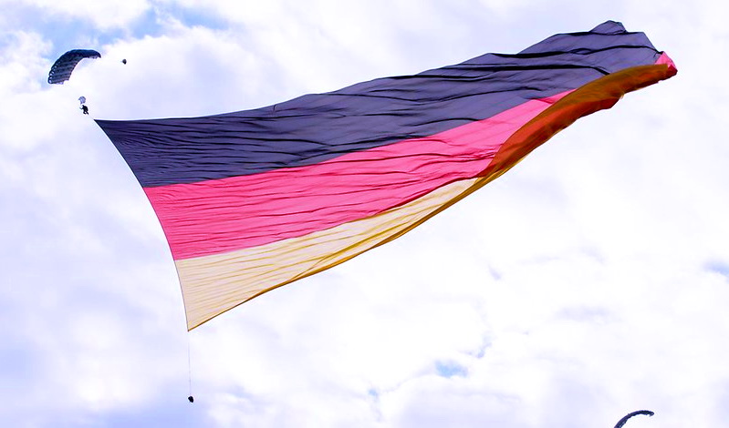 Общество: В Бад-Зассендорф подняли в небо гигантский флаг Германии