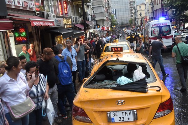 Отовсюду обо всем: Стихия обрушилась на Стамбул: град и сильные дожди