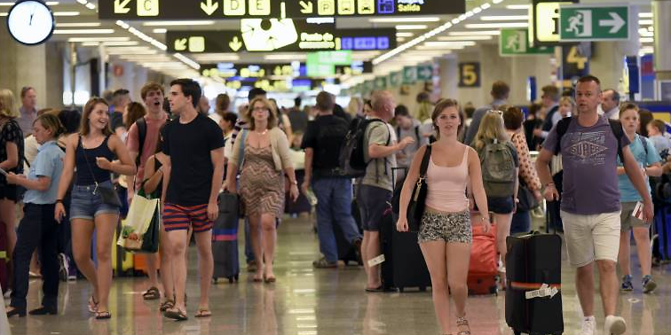 Отовсюду обо всем: В аэропортах Мальорки и Ибицы запретят употребление алкоголя