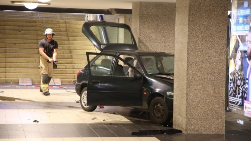 Происшествия: Горе-водитель припарковался на станции берлинского метро