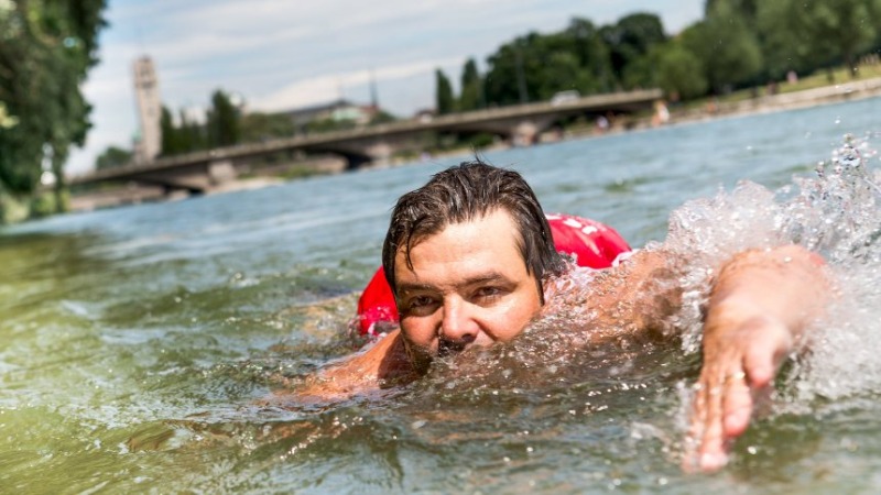 Общество: Житель Мюнхена каждый день плавает на работу